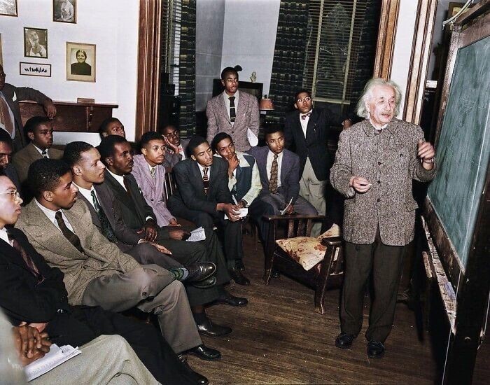 4. Альберт Эйнштейн преподает в Линкольне, первом историческом университете США для чернокожих, 1946 г.