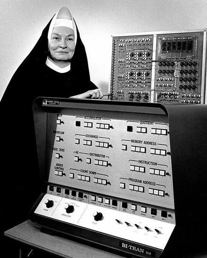 7. Сестра Мэри Кеннет Келлер, первая женщина, получившая докторскую степень в области компьютерных наук в США, 1965 г.