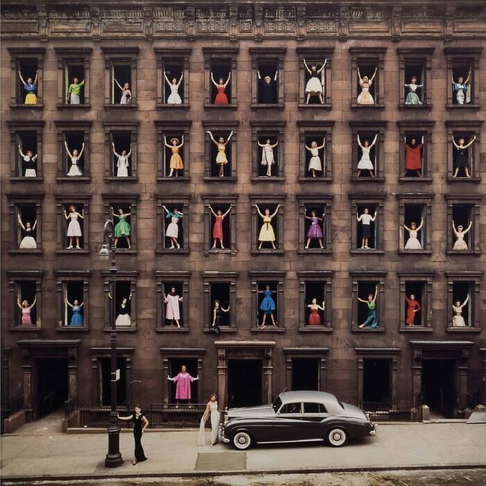 6. «Девушки в окнах», фотография Ормонда Джильи, Нью-Йорк, 1960 год. Здание снесли на следующий день