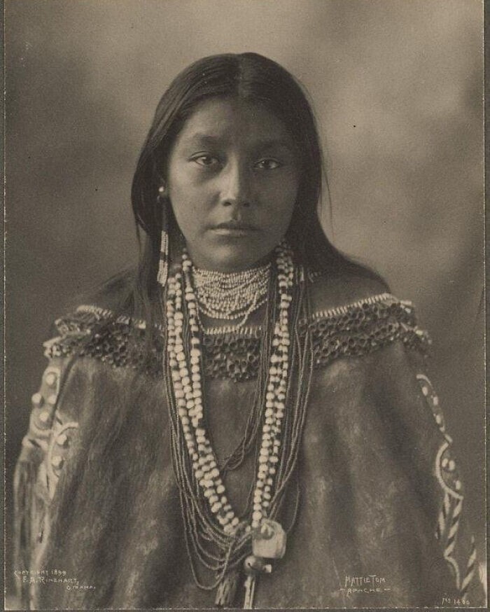 17. Хэтти Том, молодая девушка из племени чирикауа-апачи, 1899 г.