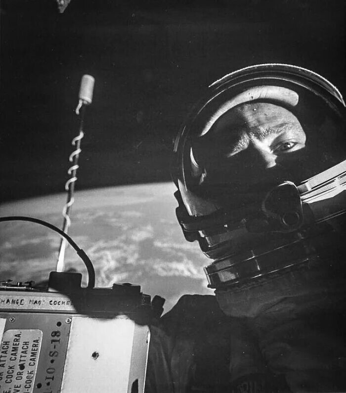 16. Базз Олдрин, первое селфи в космосе. 1966 год