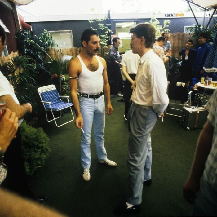 24. Фредди Меркьюри и Дэвид Боуи за кулисами на фестивале Live Aid, 1985 год