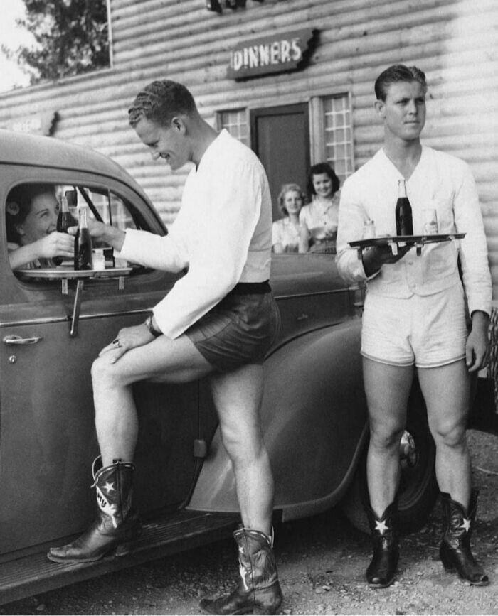 31. Мужчины в шортах и ковбойских сапогах обслуживают женщин на парковке таверны в Далласе, штат Техас