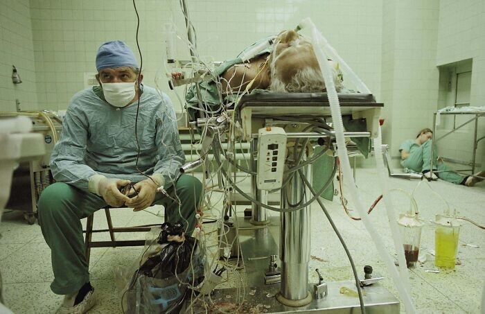5. Доктор Релига наблюдает за показателями пациента после 23-часовой (успешной) трансплантации сердца. Его ассистент спит в углу комнаты. 1987 год