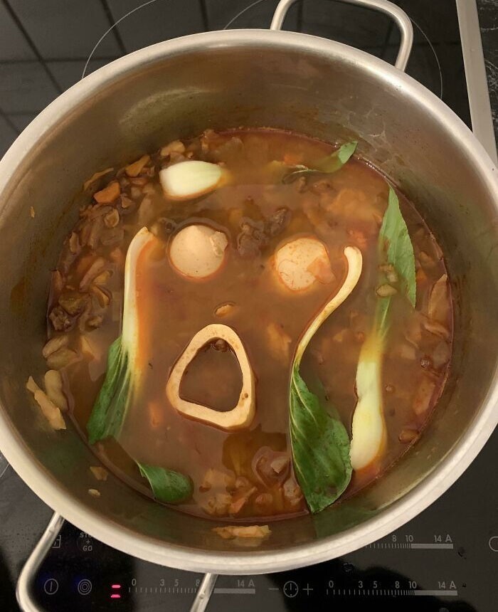 30. "Мой папа-художник приготовил суп, похожий на «Крик» Эдварда Мунка"