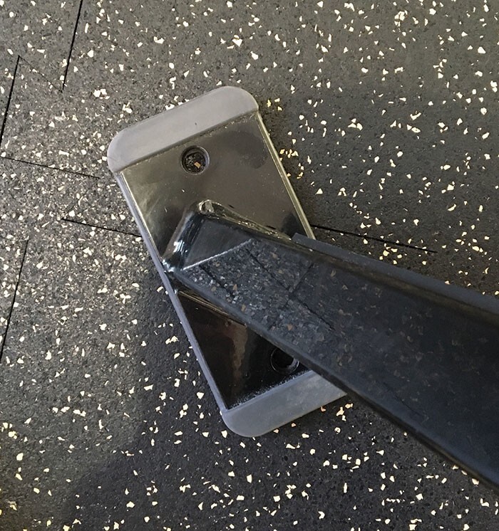 31. "Ножки скамейке в моем спортзале похожи на пробитый iPhone"