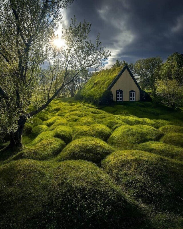 Это сказочное сооружение - последняя торфяная церковь, когда-либо построенная в Исландии
