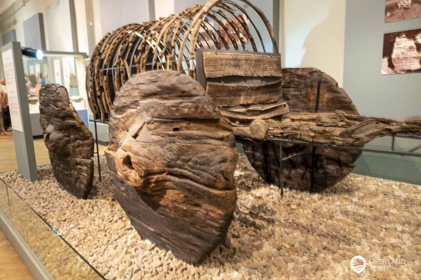 Этот невероятно сохранившийся 4000-летний вагон, сделанный только из дуба, был раскопан в деревне Лчашен, недалеко от озера Севан, Армения