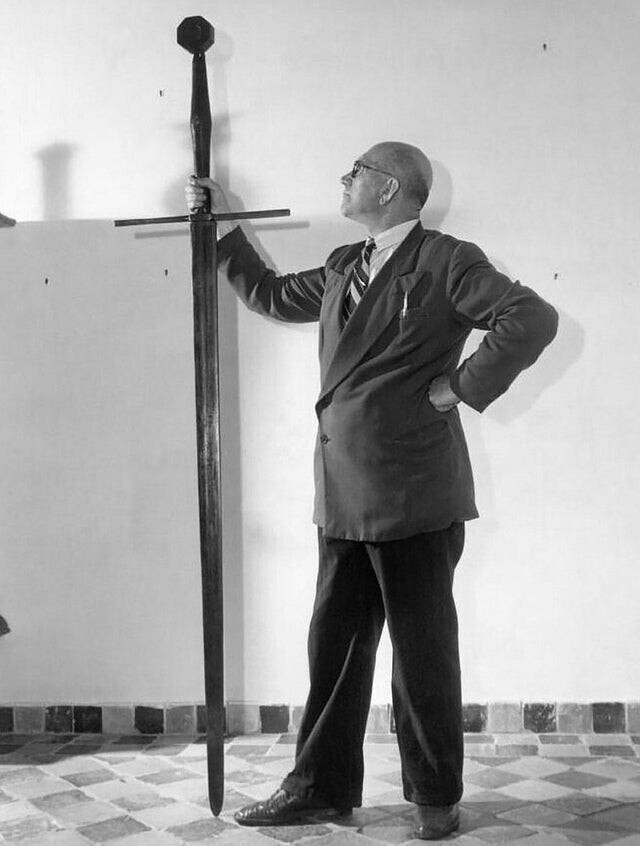 Этот меч, длиной 2 метра 13 сантиметров, принадлежал лидеру фризских повстанцев 16 века Грутту Пирсу. Он был выше своего меча. Фото 1951 года. В музее Фрисландии, Голландия