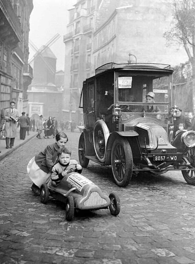 Игра на улицах Парижа, 1920 год