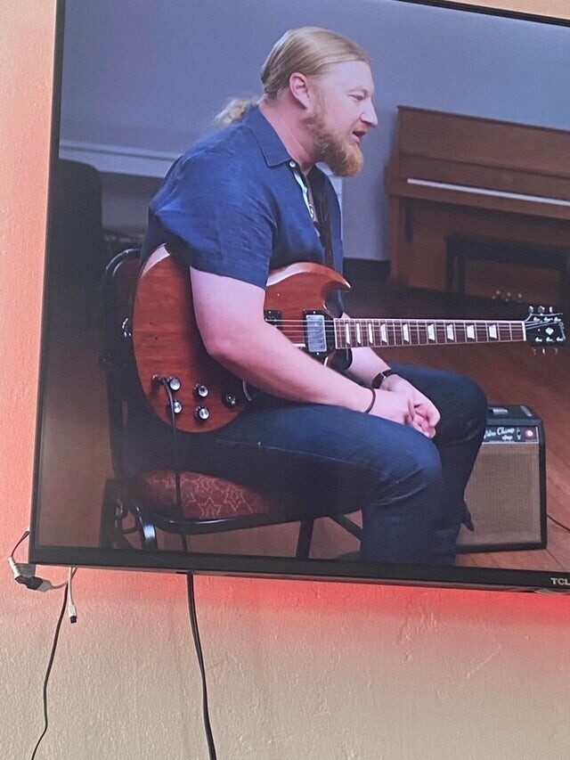На секунду я подумал, что кабель от гитары выходит из моего телевизора
