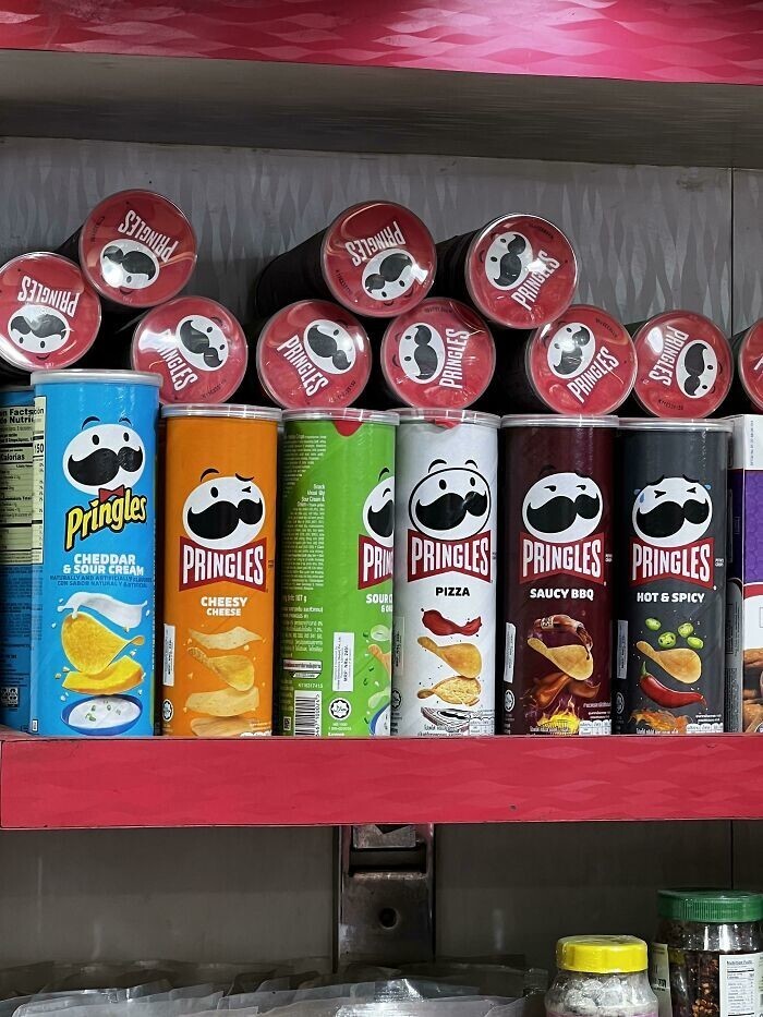 30. "В Непале у логотипа Pringles разные выражения лица в зависимости от вкуса"