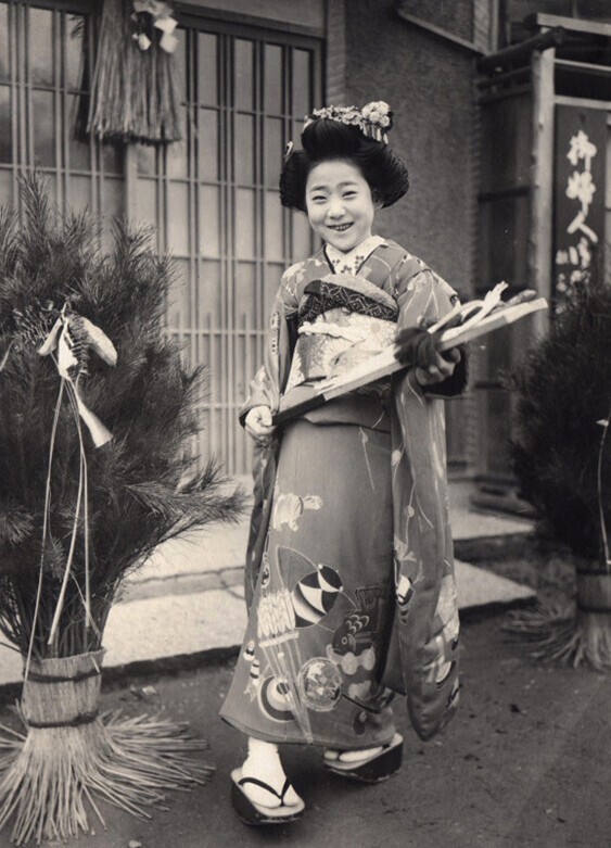 Улыбающаяся девушка в кимоно на Новый год. Япония, 1914 год