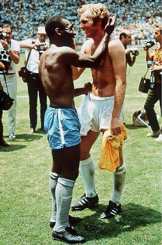 Пеле и Бобби Мур обмениваются футболками; Чемпионат мира в Мексике, 1970 год
