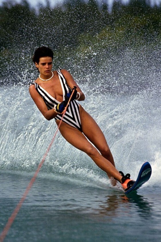 Принцесса Монако Стефани на водных лыжах. 1985 год