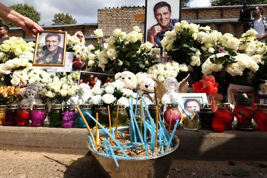 "40 дней без Юры": на Троекуровском кладбище прошла панихида по Шатунову