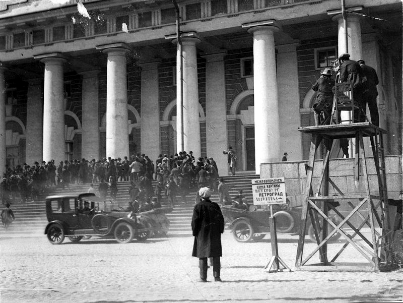момент съемок фильма "Конец Санкт-Петербурга" 1927 г.
