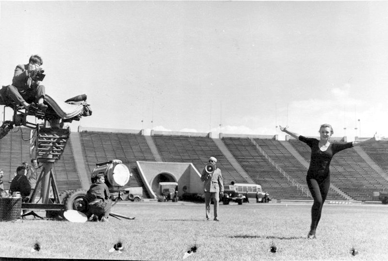 Михаил Калик, Ирина Губанова на съемочной площадке "Человек идет за солнцем". 1961 г.
