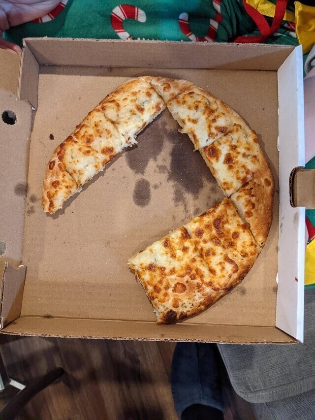 Заказали с двумя подругами пиццу, вышла за посудой, когда вернулась, увидела это