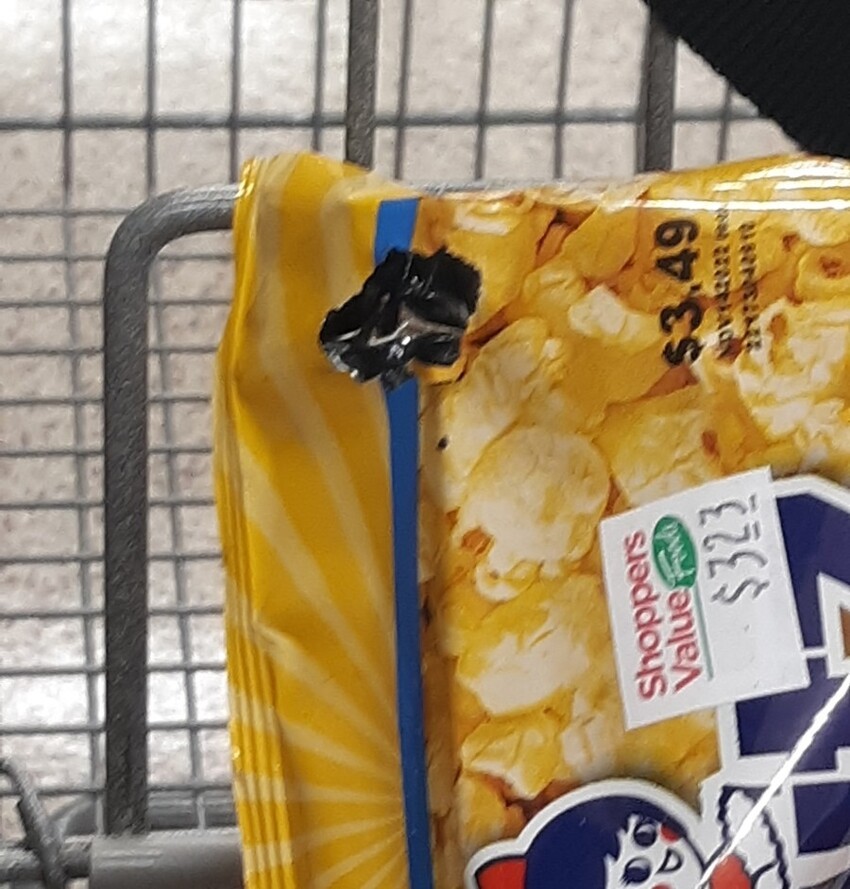Американка нашла змею в пачке попкорна в супермаркете