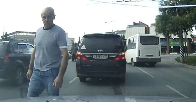 «Ну что, посоревновались?»: небольшое ДТП с наглым водителем минивэна в Омске