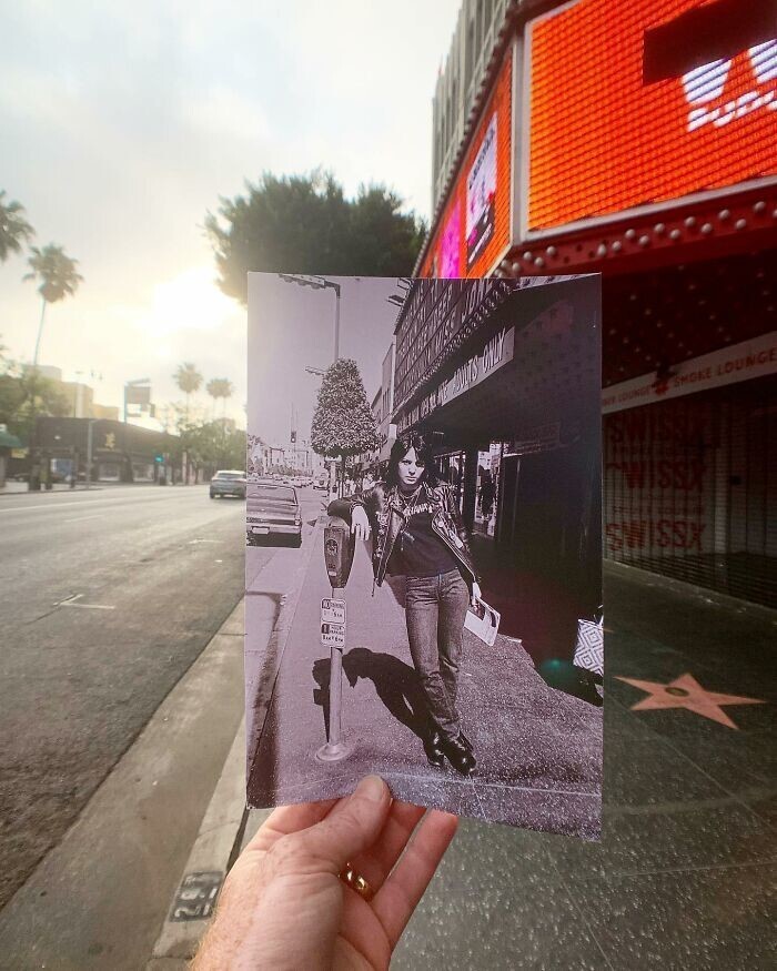 28. Джоан Джетт перед театром Old Pussy Cat на Голливудском бульваре, 1977 год. Фото Брэда Элтермана
