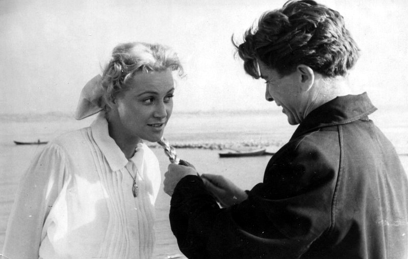 "Вольница". Актриса Т.Конюхова (Роль Анфисы), слева художник гример В.Яковлев.  1955 г.