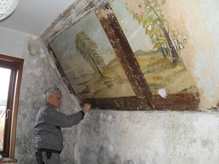 6. "Мой 84-летний отец ремонтирует свой дом. За обоями он нашел эти рисунки, которые, как он думает, относятся к 1912 году"