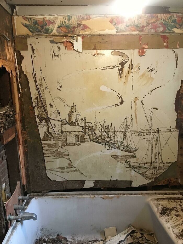 31. "Красивый рисунок, который мы нашли за стеной во время ремонта ванной"