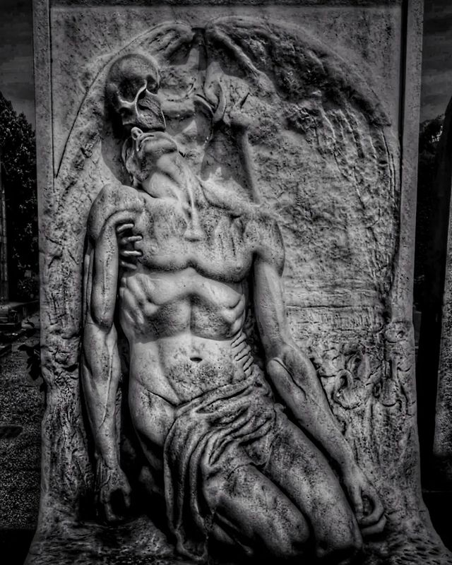 &quot;Поцелуй смерти&quot;: развенчиваем мифы вокруг известной барселонской скульптуры