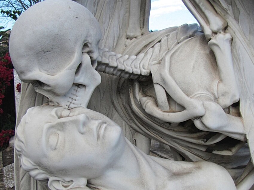 &quot;Поцелуй смерти&quot;: развенчиваем мифы вокруг известной барселонской скульптуры