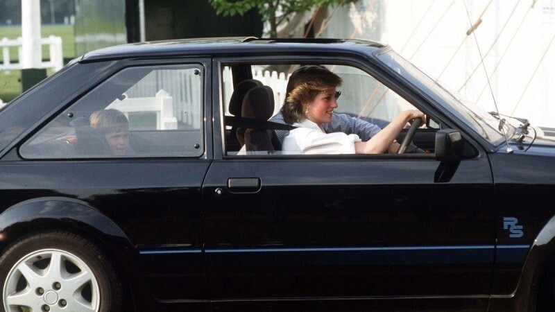 Ford Escort RS Turbo принцессы Дианы, на котором она возила своих маленьких сыновей на светские мероприятия, выставили на аукцион