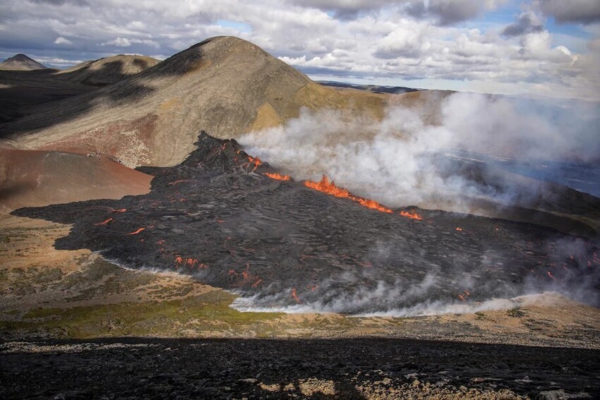 Горячий тур у извергающегося вулкана: в Исландии проснувшийся вулкан стал достопримечательностью