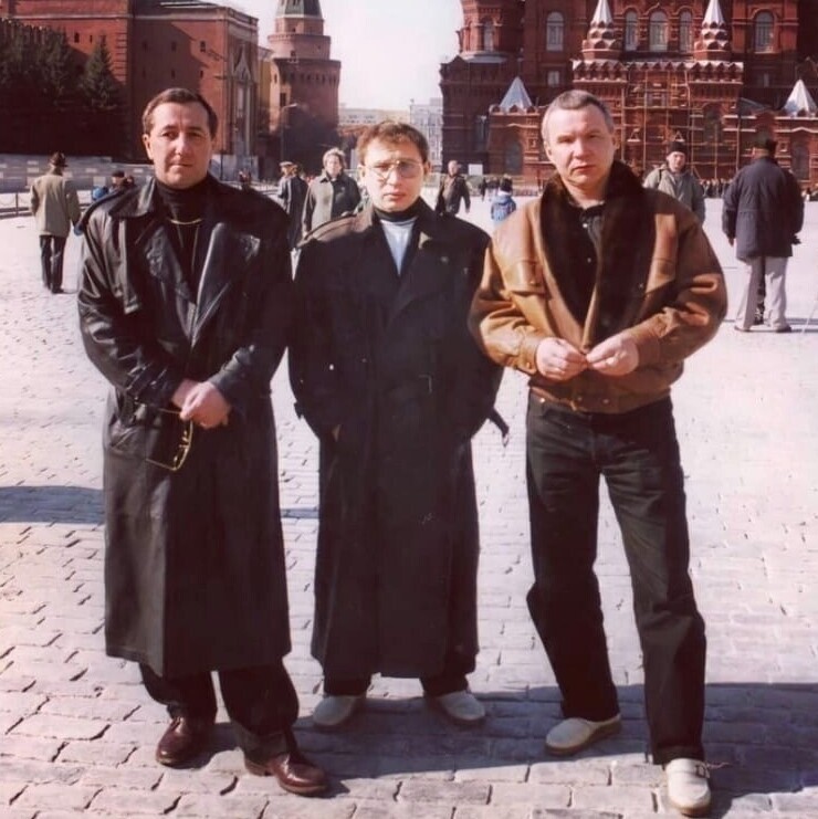 16. Николай Акбашев (в центре) - известный криминальный авторитет. 11 июля 1996 его и двух его телохранителей расстреляли в ново-ленинской шашлычной