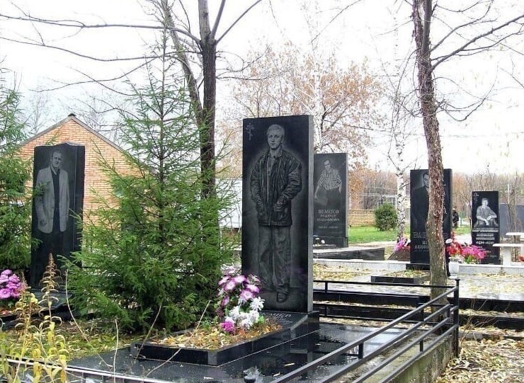 9. " Аллея героев" на Баныкинском кладбище Тольятти, названная в честь убитых в ходе криминальной войны уголовников