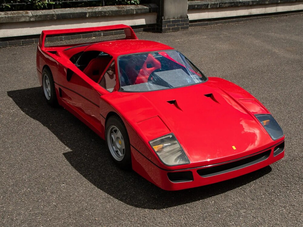 Ferrari f40 в гараже