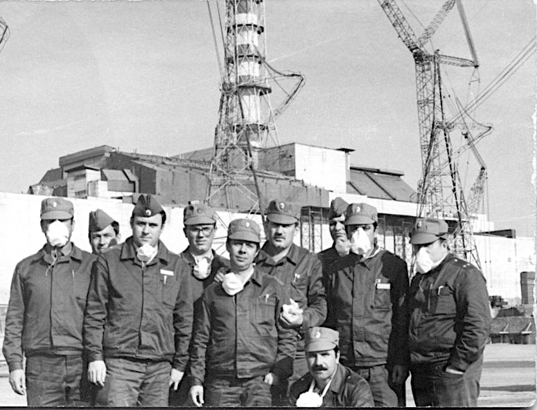 Группа ликвидаторов особой зоны около саркофага на Чернобыльской АЭС.