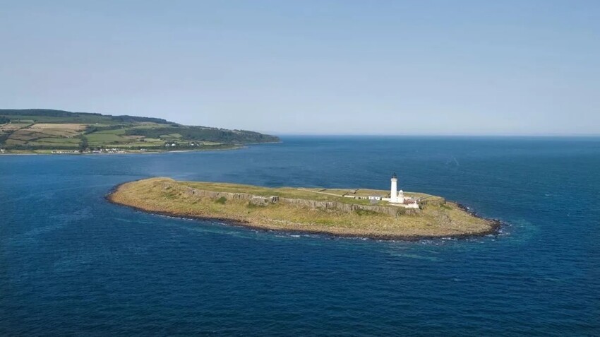 Дико красивый остров с маяком стоит дешевле квартиры