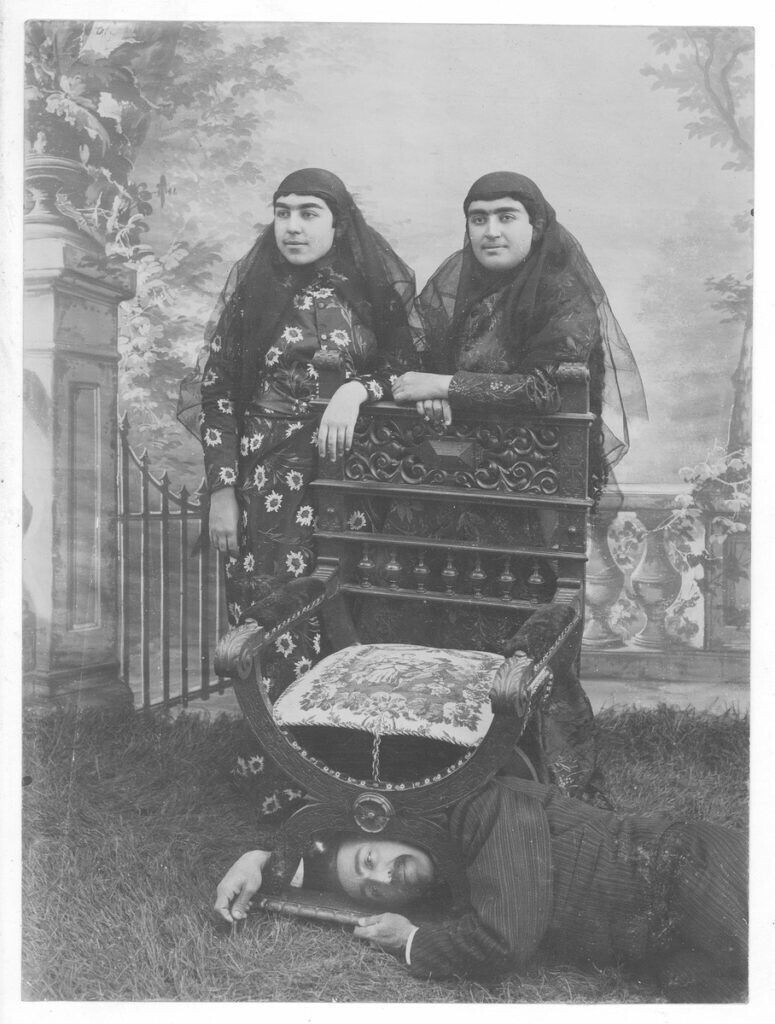 Отец позирует со своими двумя дочерьми в конце девятнадцатого века, Каджар, Иран