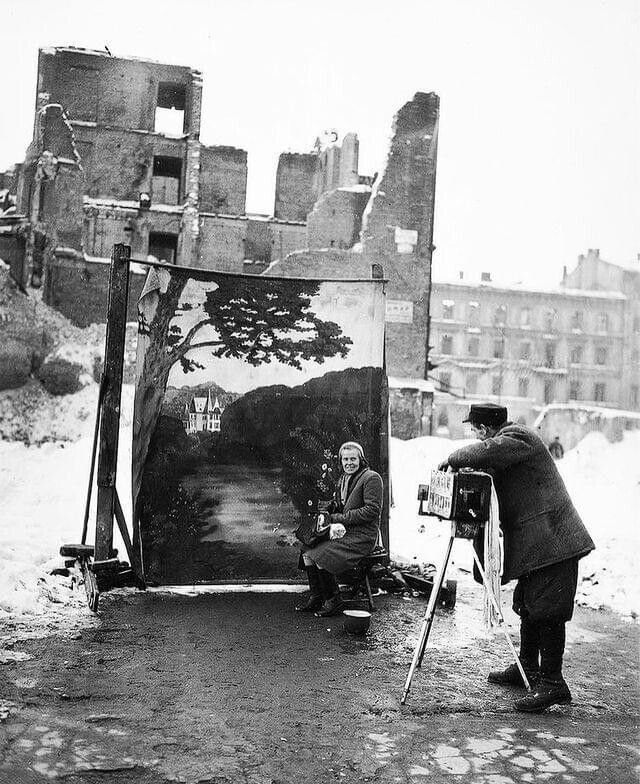 Фотограф использует свой собственный фон, чтобы замаскировать руины Второй мировой войны в Польше, Варшава, 1946 год