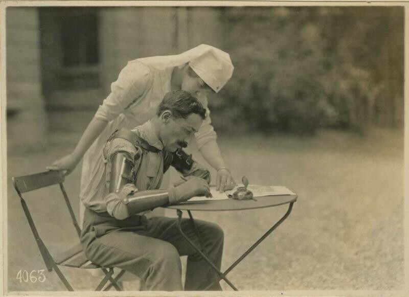 Французский солдат учится писать с новыми протезами, после Первой мировой войны, 1918 год