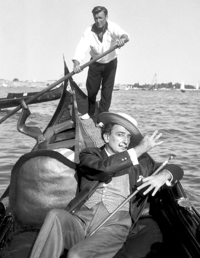 Сальвадор Дали в гондоле в Венеции на Венецианском кинофестивале, 1961 год