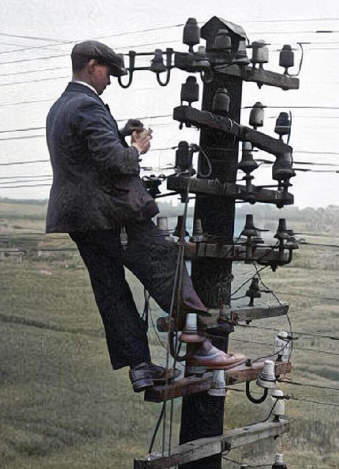 Линейный работник, работающий на электрическом столбе около 100 лет назад