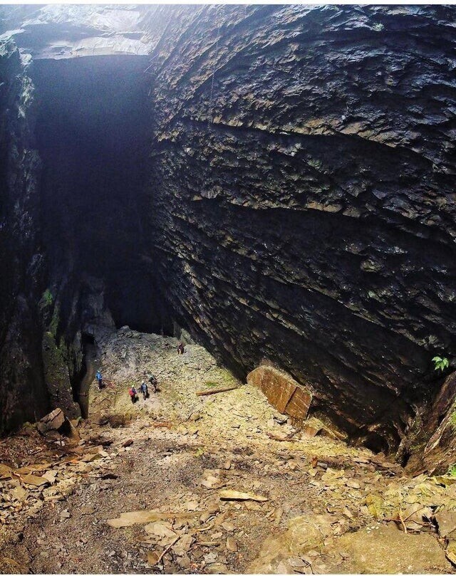 Спелеологи в Колоссальной сланцевой пещере, Уэльс, Великобритания