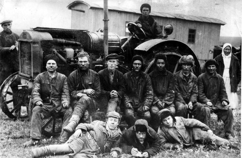 Тракторные бригады ссср. Бригадир тракторной бригады. Фото 1935 года СССР. Тракторная бригада фото.
