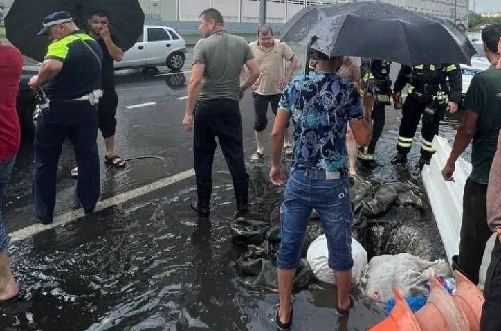 12 рабочих провалились в канализационный коллектор в Москве - троих унесло течением в реку