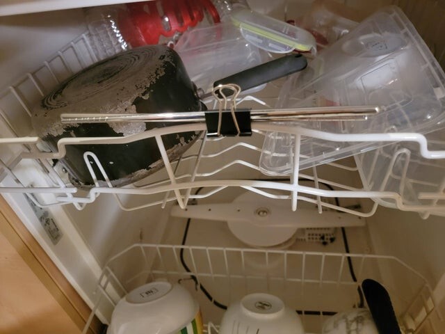 Закрепить палочки в посудомоечной машине