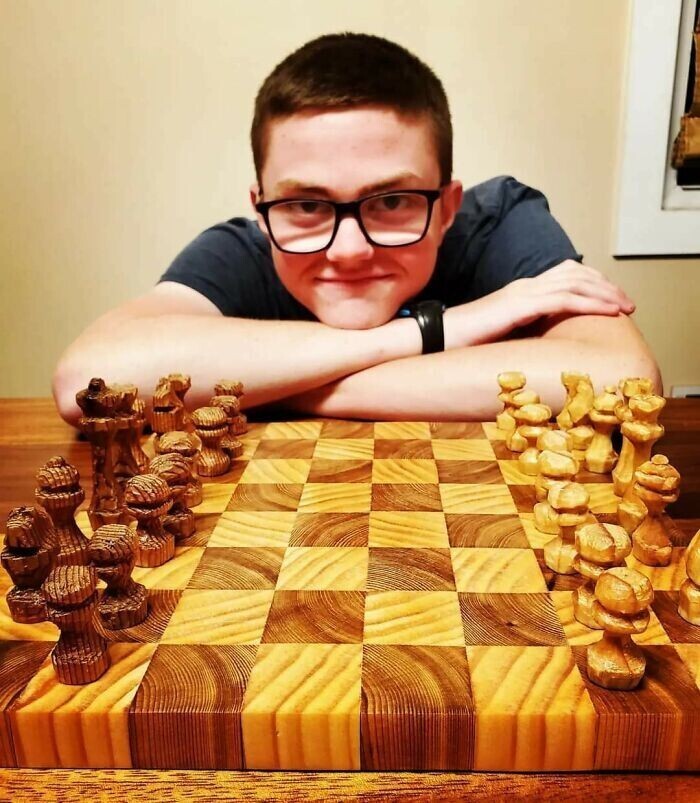 "Мой 14-летний сын вырезал из дерева шахматы"