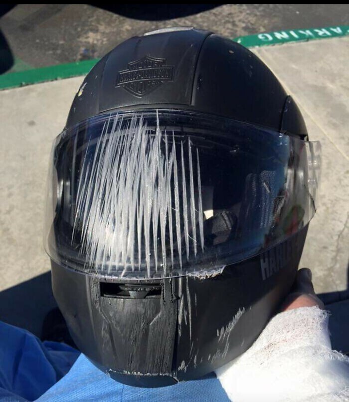 Мотоциклетный шлем после аварии