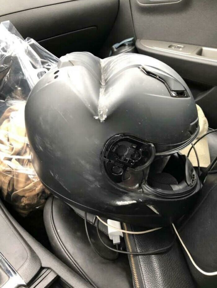 Парень, на котором был этот шлем, остался жив